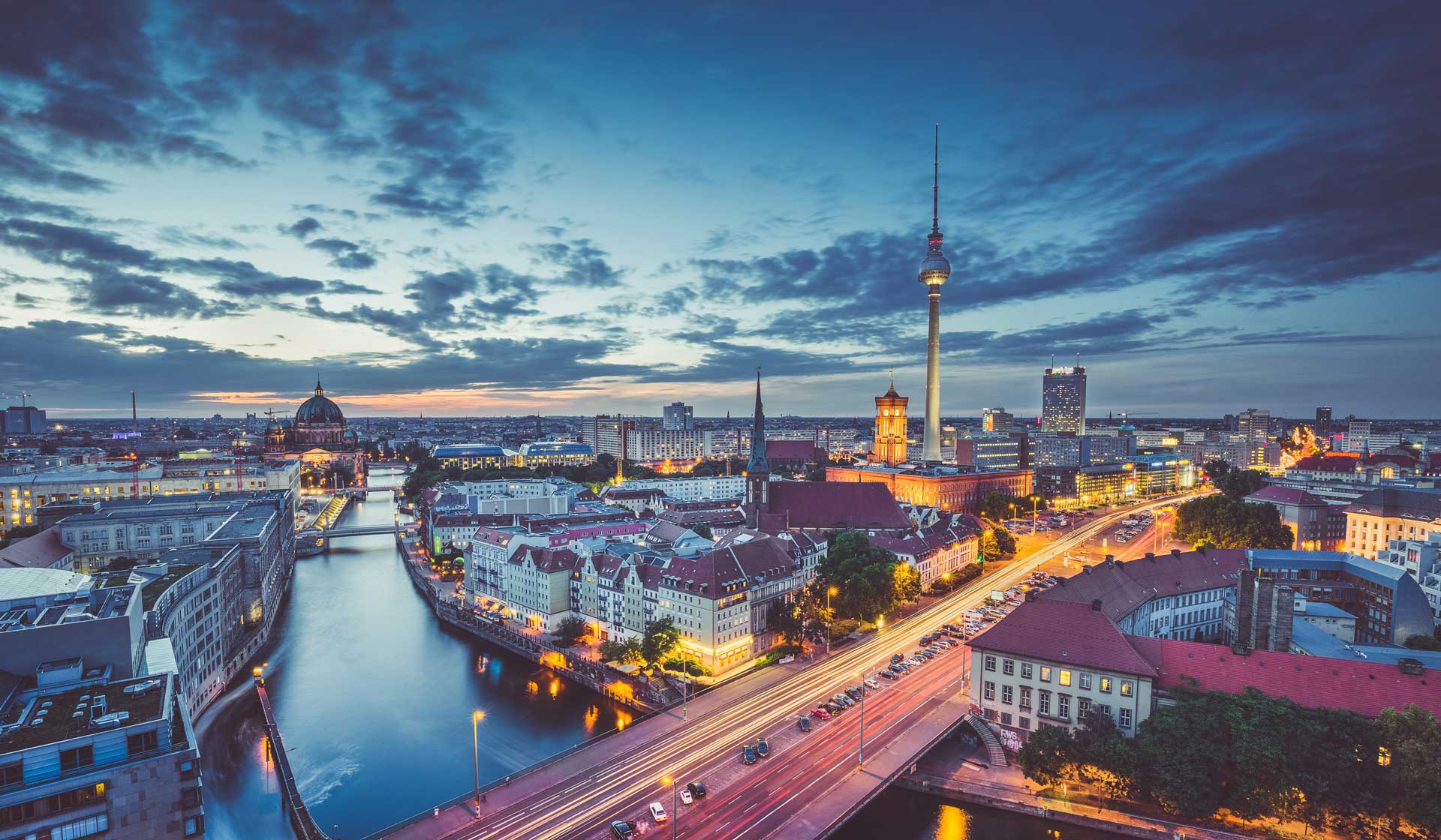 eine Stadt am Abend